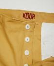 détails boutonnière pantalon jaune kidur