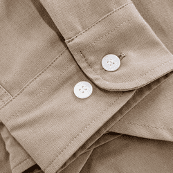 La chemise Work Shirt Mastic est composé de bouton en corozo naturel