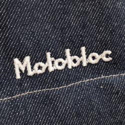 Logo Motobloc brodé en blanc sur le denim